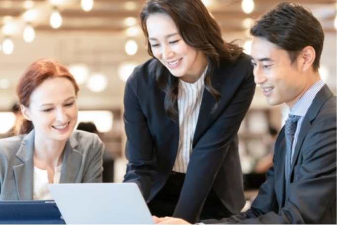 オフィスで社員が会話している様子